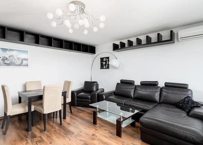 Stojalowskiego 3-Bedroom Apartment